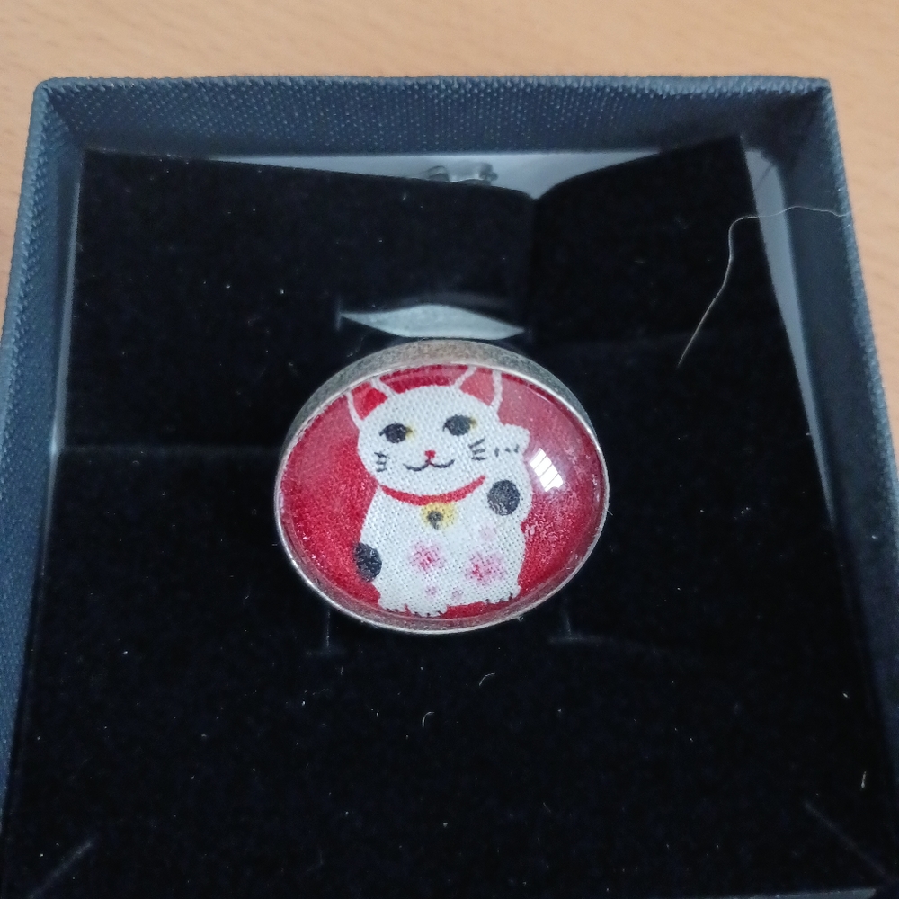 Adjustable ring with fortune cat